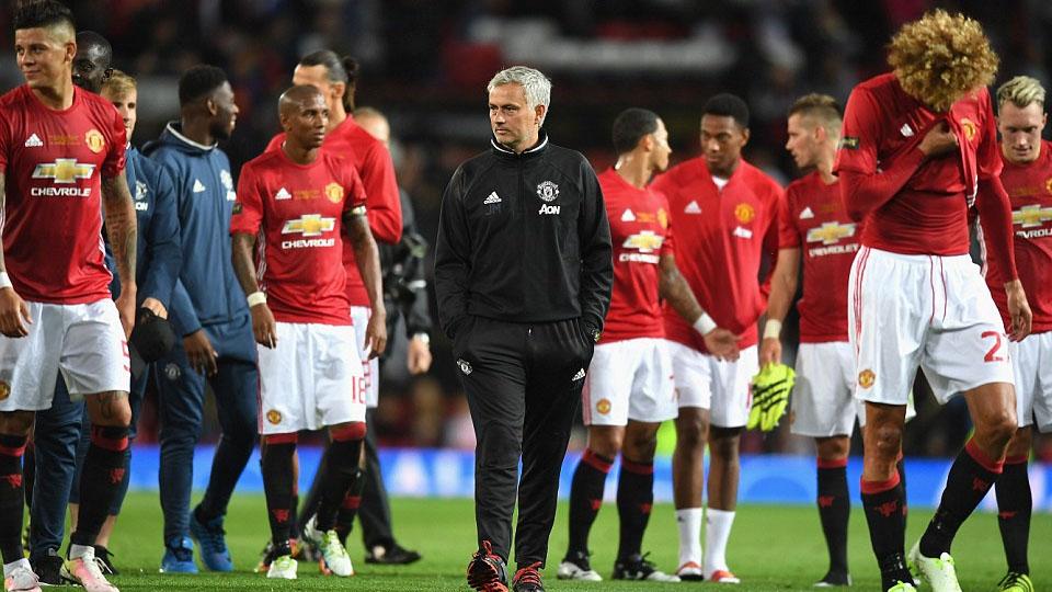 Jose%20Mourinho%20%28tengah%29%20saat%20ditahan%20imbang%20dengan%20Everton%20dalam%20sebuah%20laga%20uji%20coba.